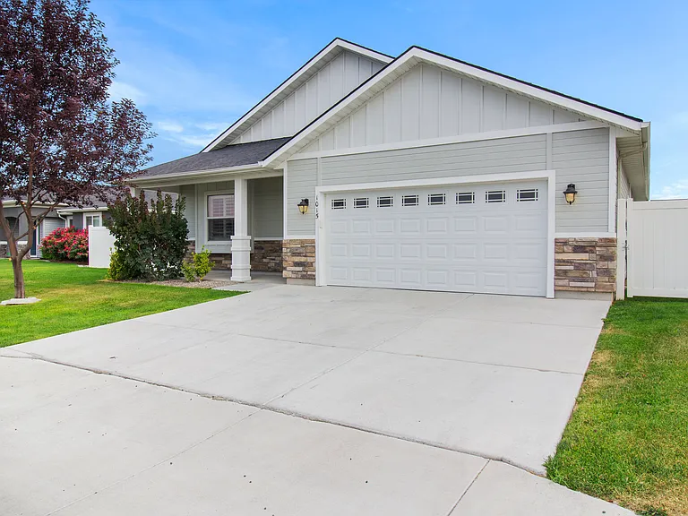 1015 White Birch Ave — Photo 2
