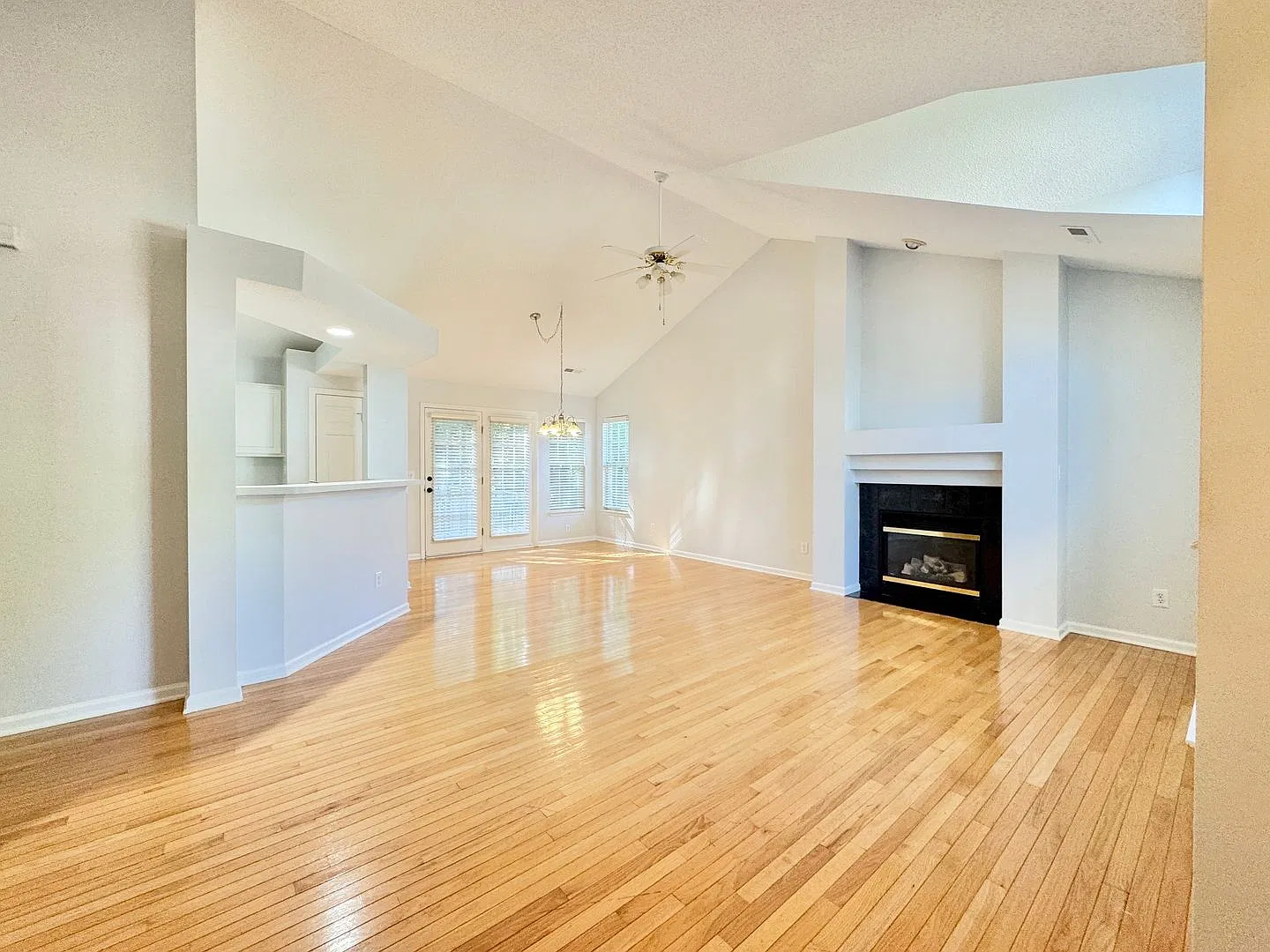 Fantastic 3 BR House w/ Inviting Floor Plan in Kernodle/NW School District — Photo 3