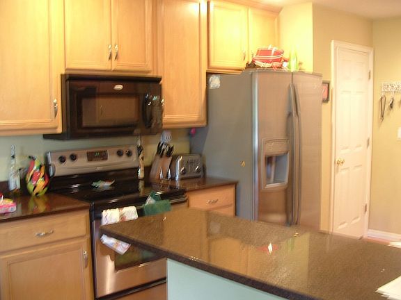 stainless appliances;silestone countertops