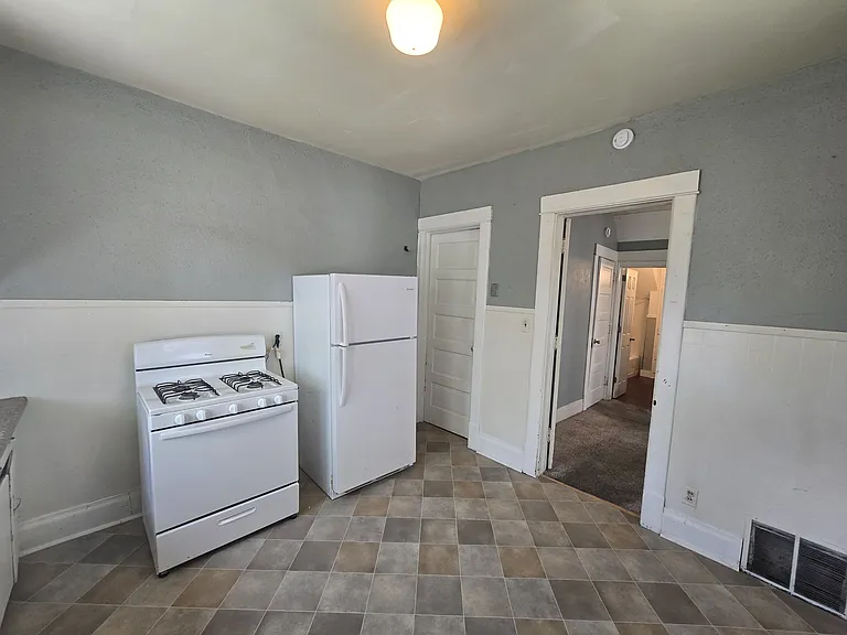 408 Locust St — Photo 2