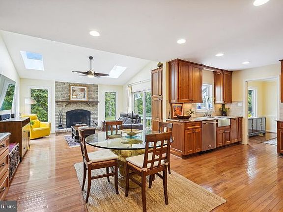 4th image of 1402 Park Lake Dr
