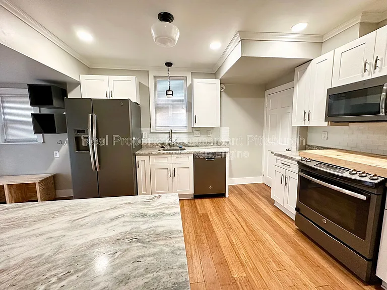 1112 Kelton Ave — Photo 4