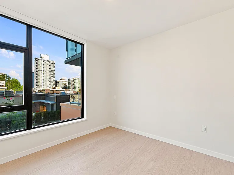 128 W 15th St #403 — Photo 11