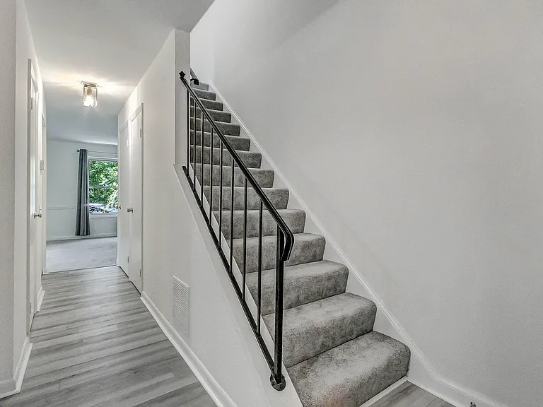 1613 Kenwood Ave — Photo 4