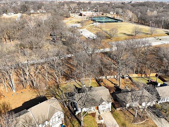 2nd image of 1318 Camelot Dr