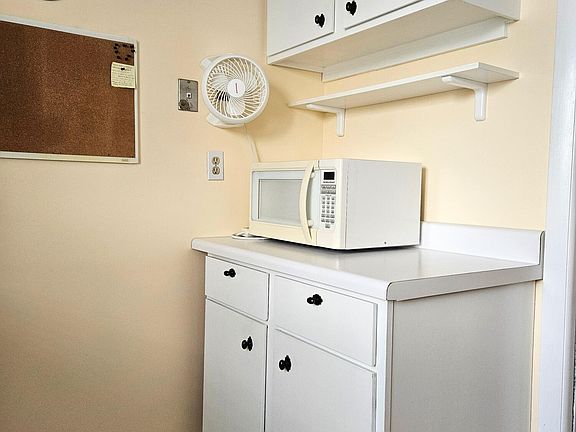 5th image of 2520 Dudley Drive E #J