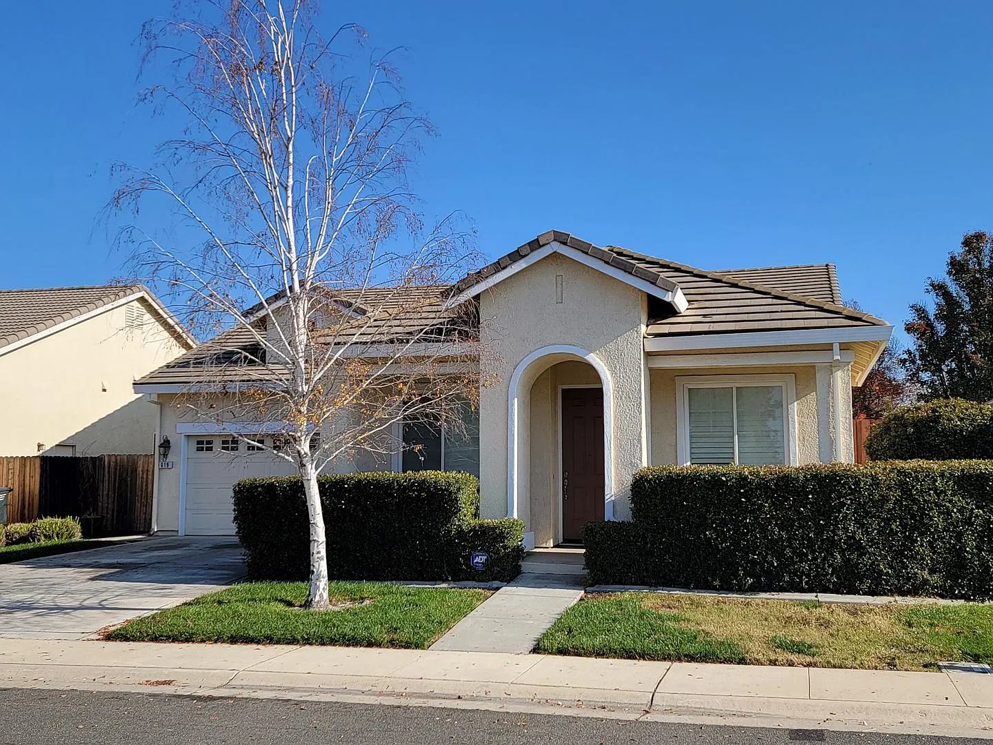 Beautiful 4 Bedroom 2 Bath Home in North Natomas — Photo 1