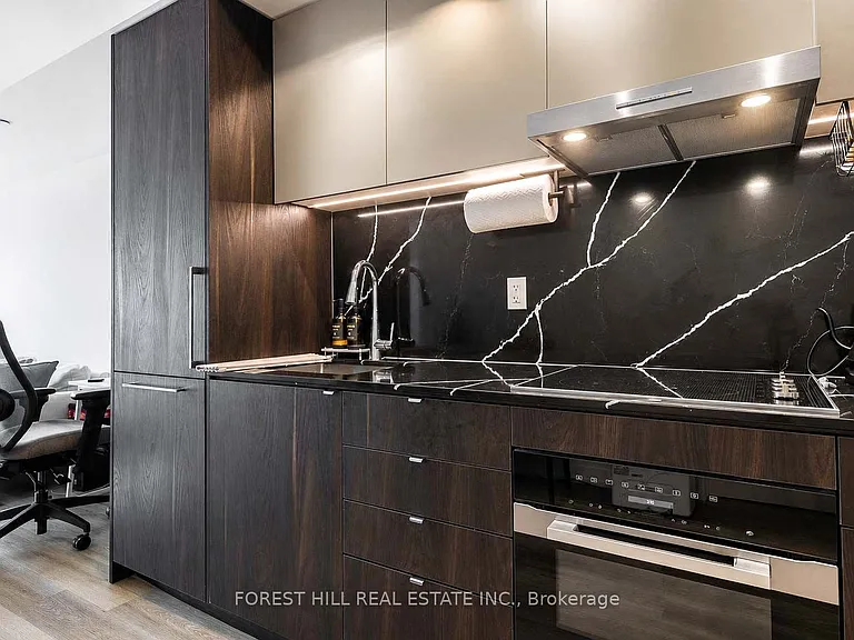 771 Yonge St W #601 — Photo 11