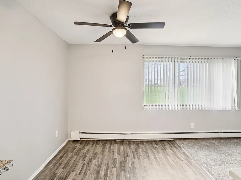Hillcrest Club Apartments — Photo 22