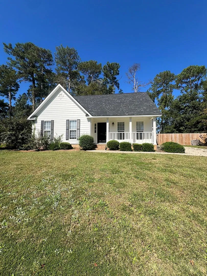 Charming 3 Bed/2 Bath Home in Evans — Photo 1