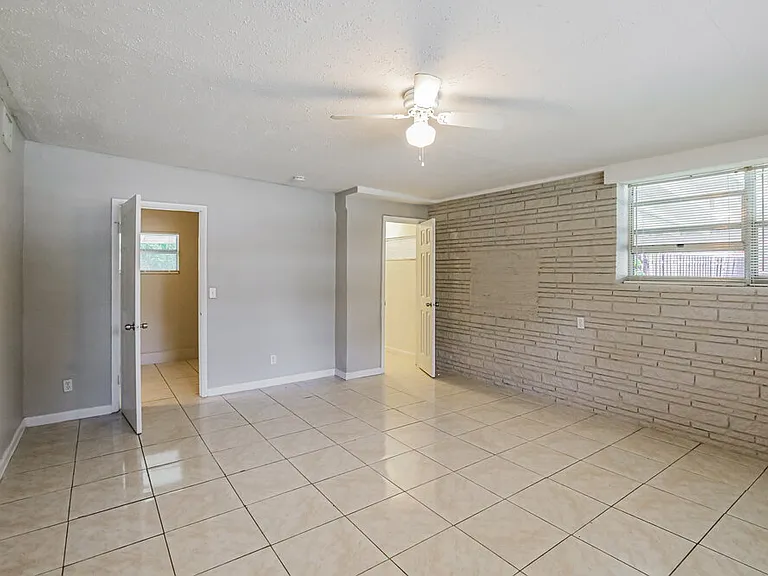 2418 SW 6th Ct — Photo 9
