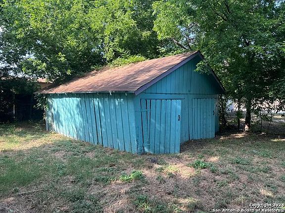 5th image of 2651 E HOUSTON ST