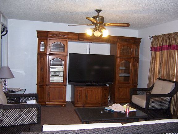 2nd image of 112 NE Mustang Dr