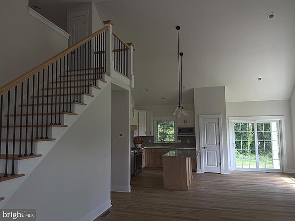 4th image of 242 Parkside Pl