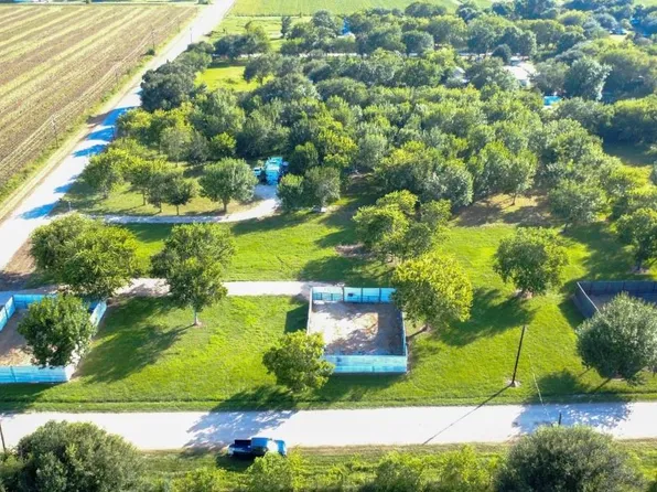 9002 Grunwald Rd, Beasley, TX 77417