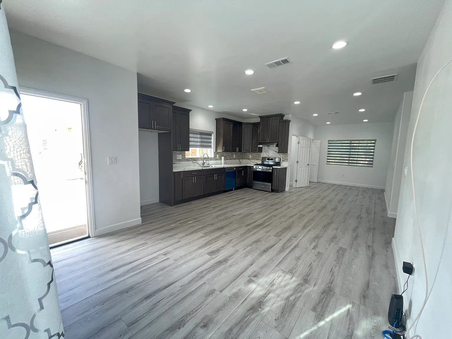 3 bed, 1200 sqft, $3,150 — Photo 2