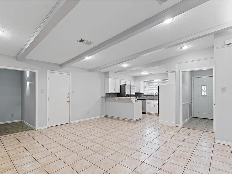 118 E Thornton Rd — Photo 2