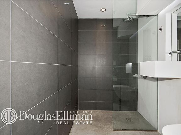 4th image of 67 E 11th St APT 625