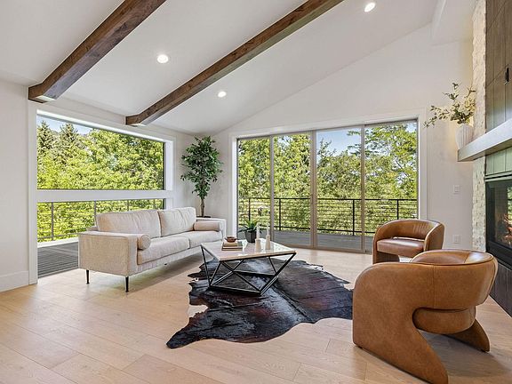 4th image of 2665 Juilliard St