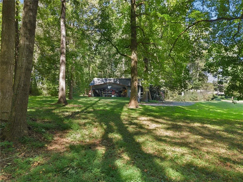 3 bed, 2.0 bath, 2229 sqft, $1,950 — Photo 3