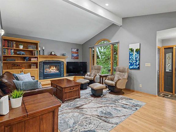 3rd image of 2918 W Lathom Cres SW