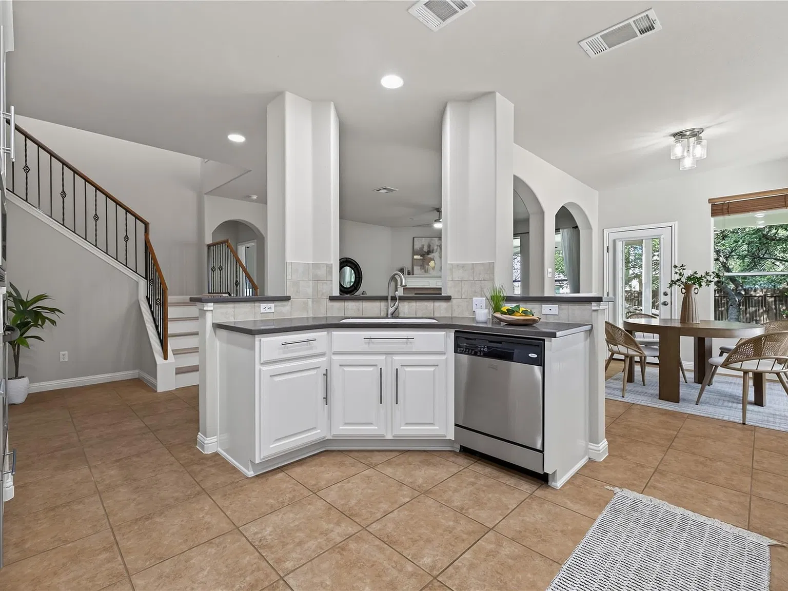 4 bed, 2.5 bath, 3156 sqft, $2,895 — Photo 4