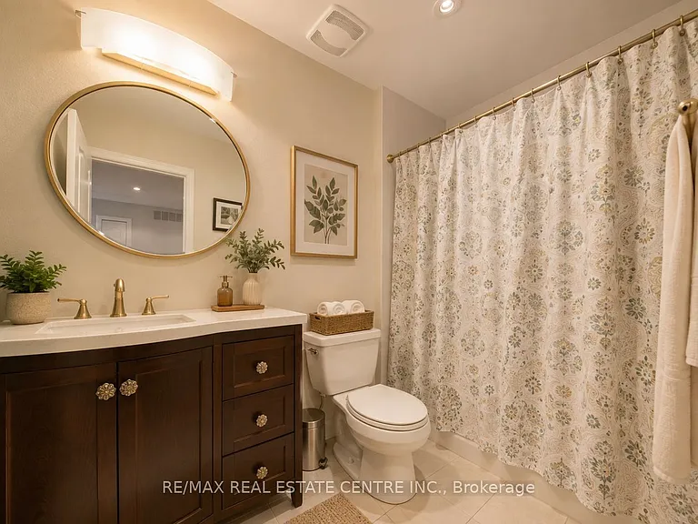 49 Bronte St S — Photo 11