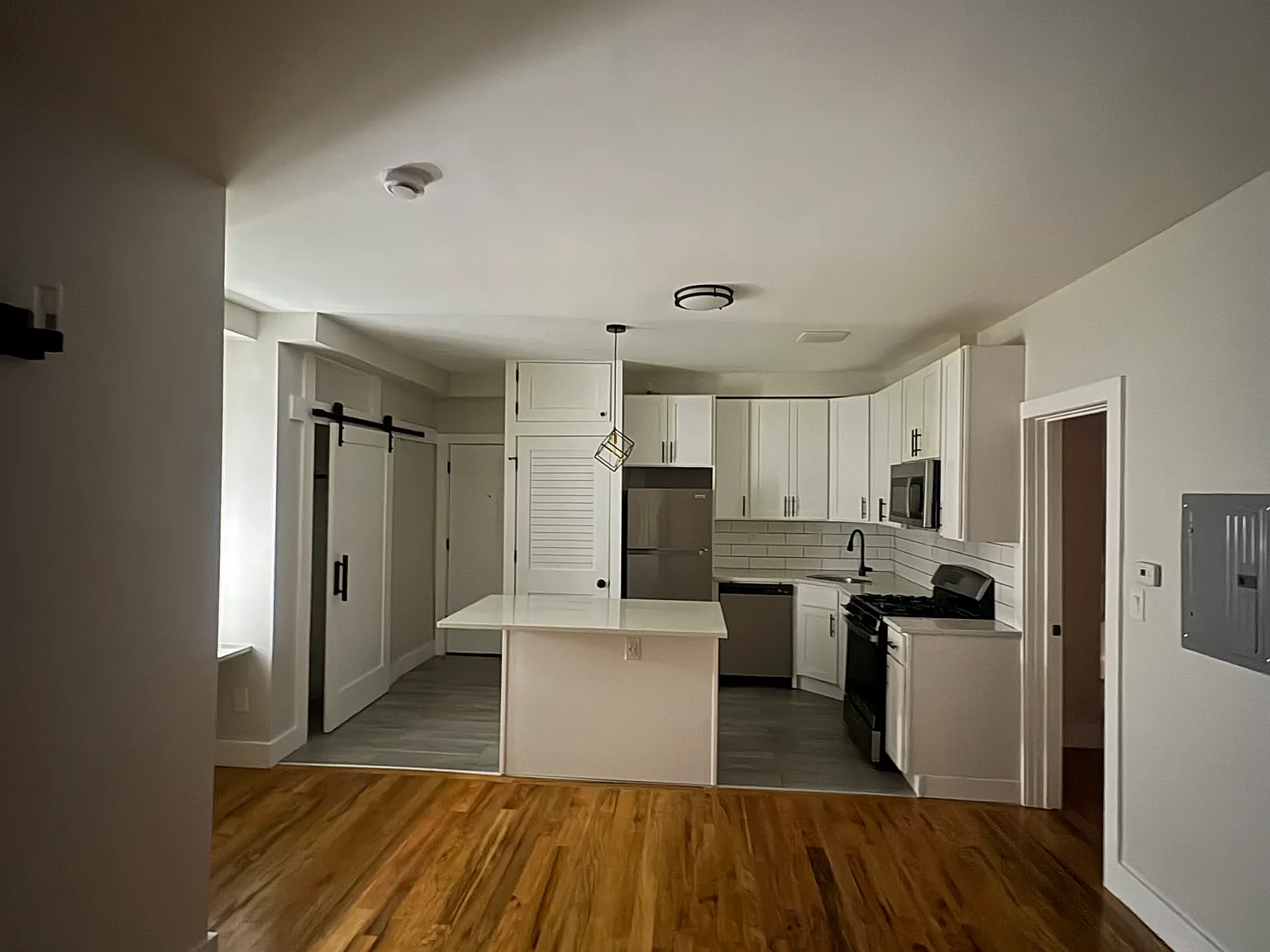 2 bed, 650 sqft, $2,400 — Photo 3