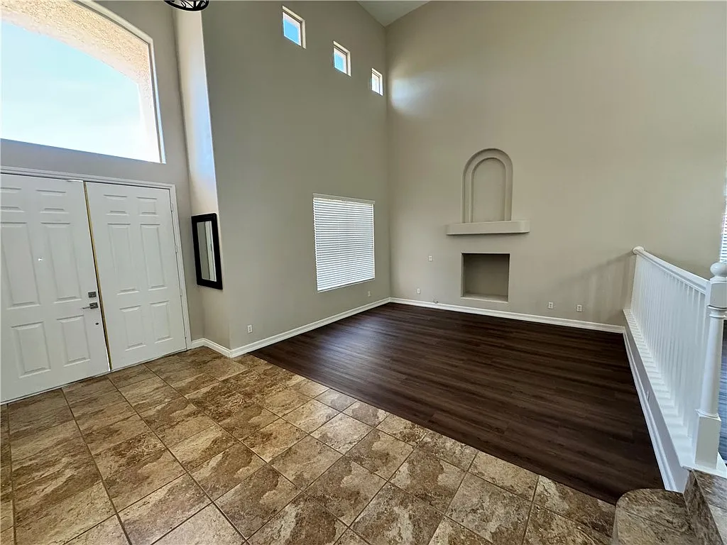 4 bed, 4.0 bath, 3490 sqft, $3,200 — Photo 2