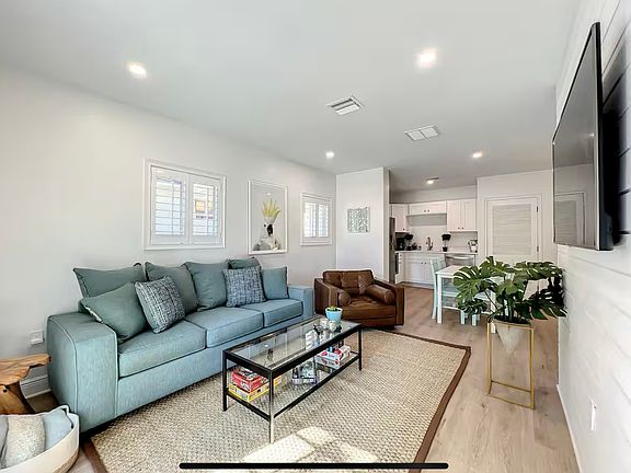 3rd image of 2051 Lynwood Ln #B