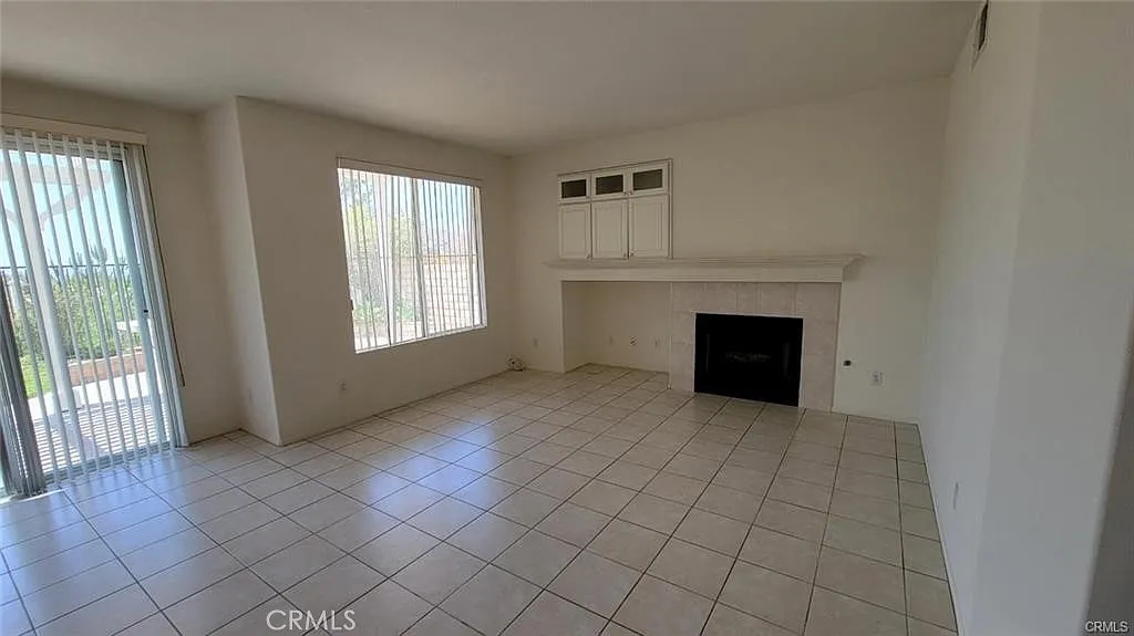 3 bed, 2370 sqft, $4,700 — Photo 4
