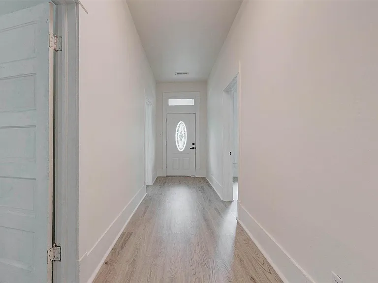 1302 Ross St — Photo 3