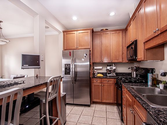 3rd image of 3821 N Milwaukee Ave Unit D