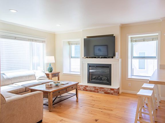 3rd image of 808 Monterey Ct #808