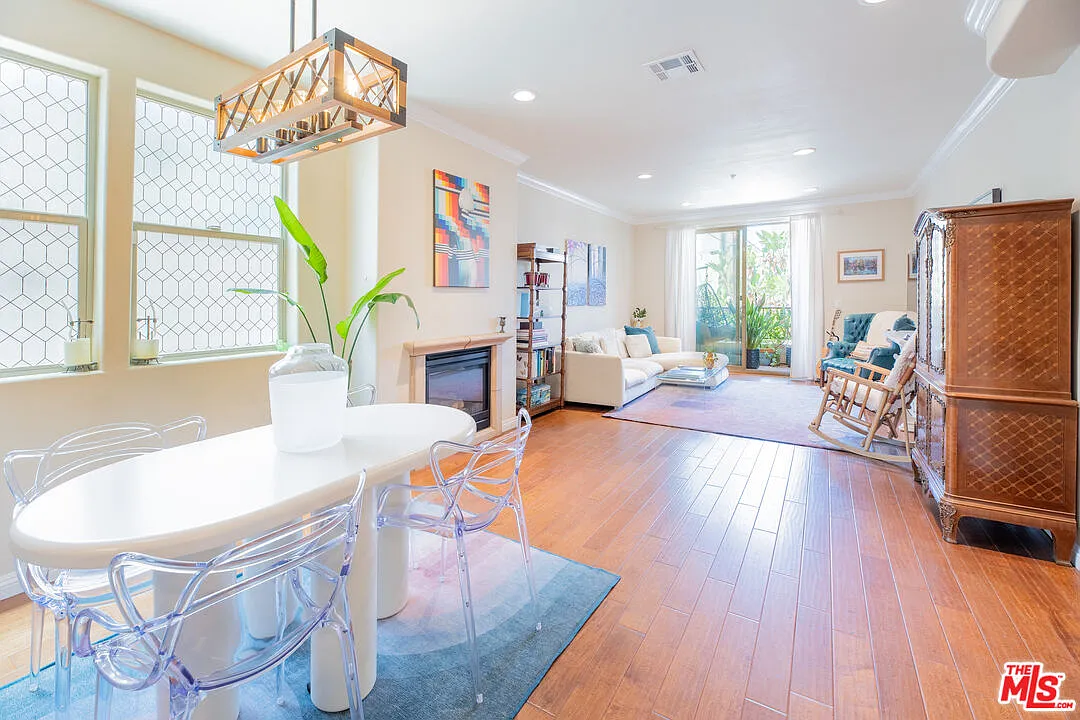 2 bed, 3.0 bath, 1350 sqft, $4,450 — Photo 3