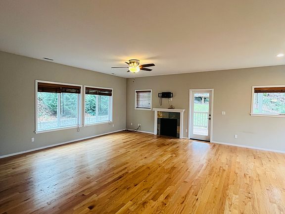 5th image of 1576 Devenny Ave NE