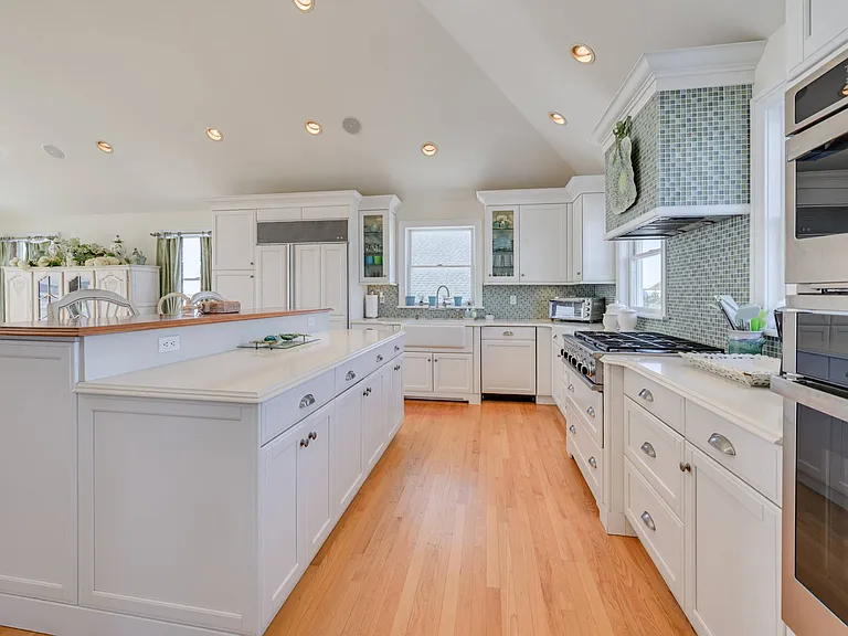 881 Dune Rd — Photo 12