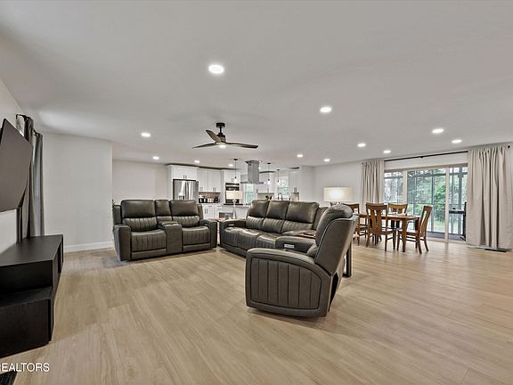 5th image of 8808 Regent Ln