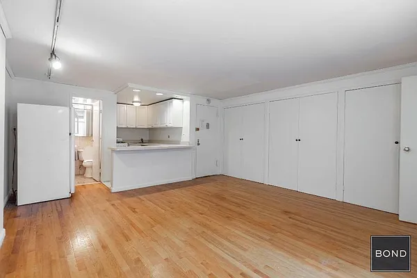 Rented by Bond New York | media 5