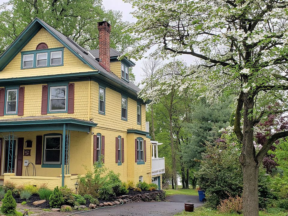 2nd image of 720 Crown St
