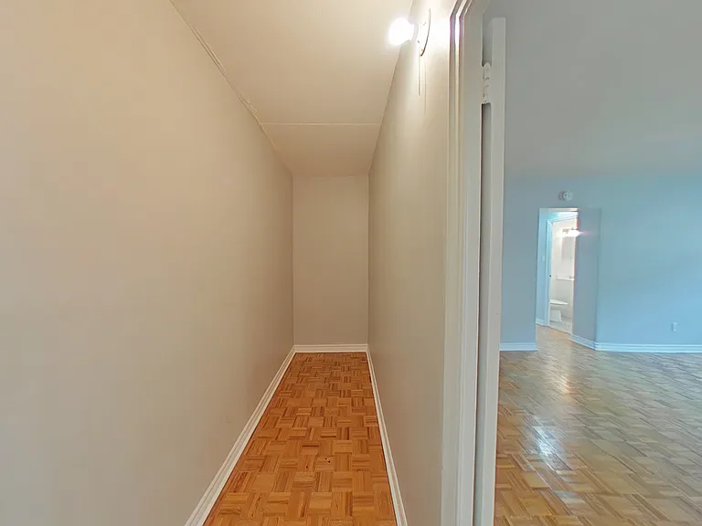 36 Thorncliffe Park Dr — Photo 10
