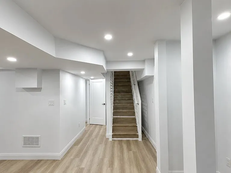154 Thames Way #BASEMENT — Photo 3