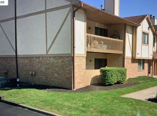 2261 Hedgerow Rd, Columbus, OH 43220