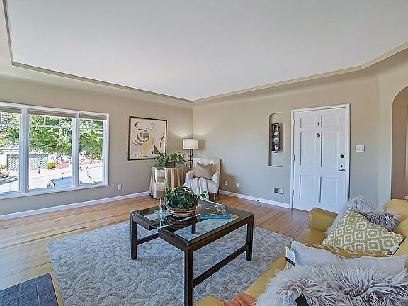 3rd image of 8 Alida Ct