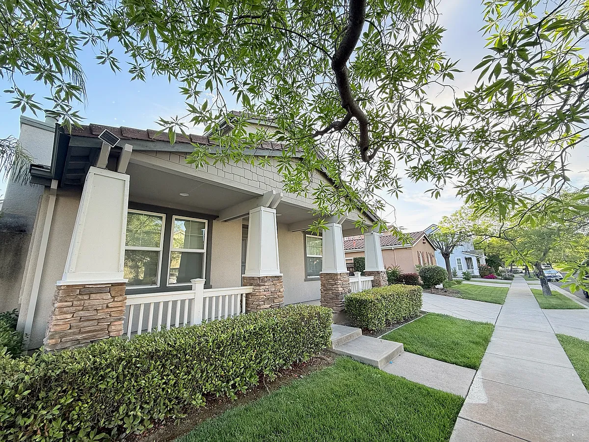 Building Photo - 1328 Royal Creek Ct