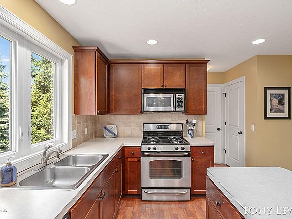 5th image of 411 Orchard Dr NE