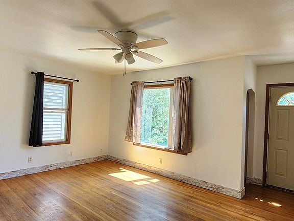 3rd image of 815 9th Ave NE