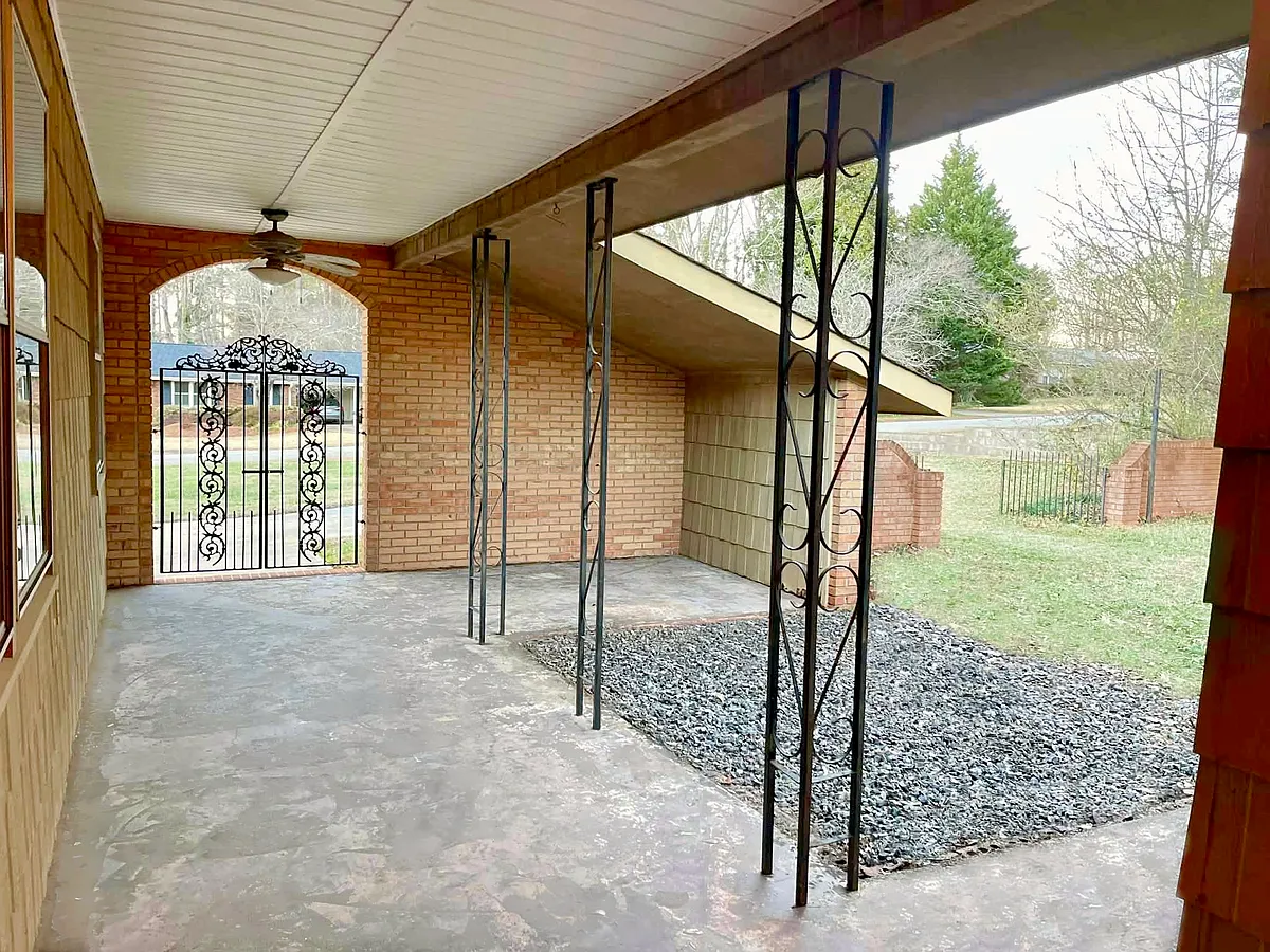 Breezeway Entrance - 414 Wedgewood Dr