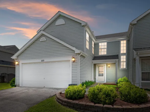 689 Legends Dr #689, Carol Stream, IL 60188