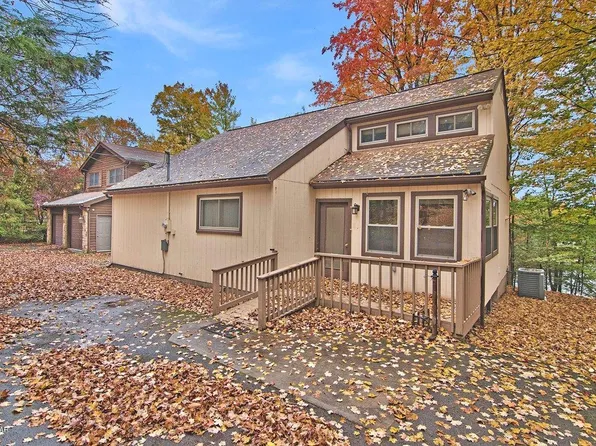 565 Lakeview Dr W, Lake Ariel, PA 18436